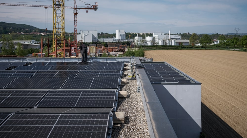 installazione impianto fotovoltaico sul tetto di un'azienda
